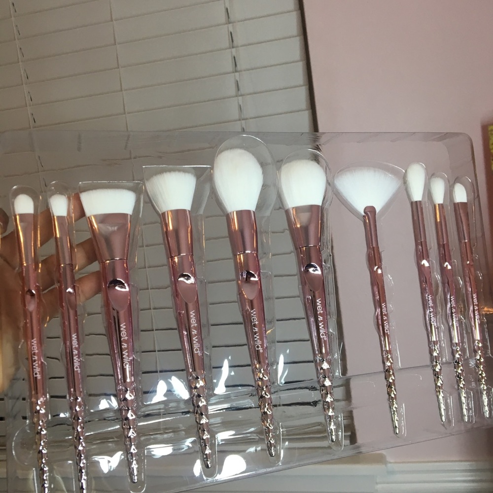 ON SALE!!Only 1 left! Wet n Wild  brush set!!! - Picture 4 of 8